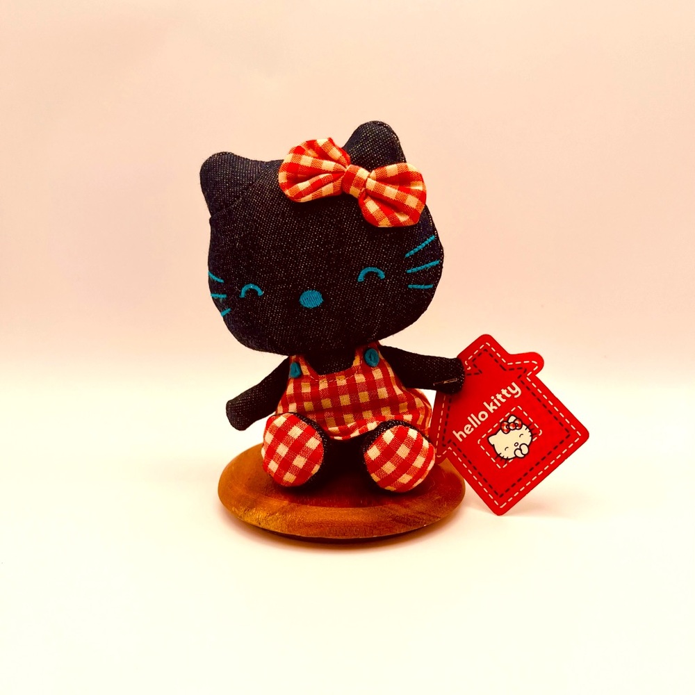 🩵❤️Hello Kitty❤️🩵
❤️🤍Rare Denim Plush With Plaid Accents